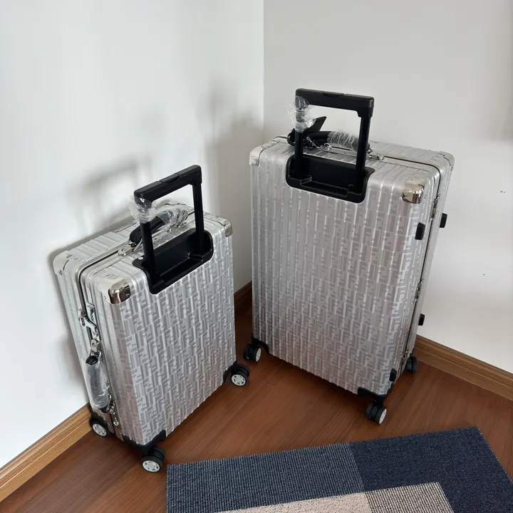 スーパーコピー フェンディ スーツケース