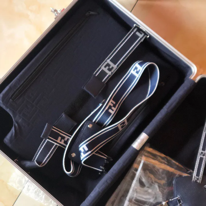 スーパーコピー フェンディ スーツケース