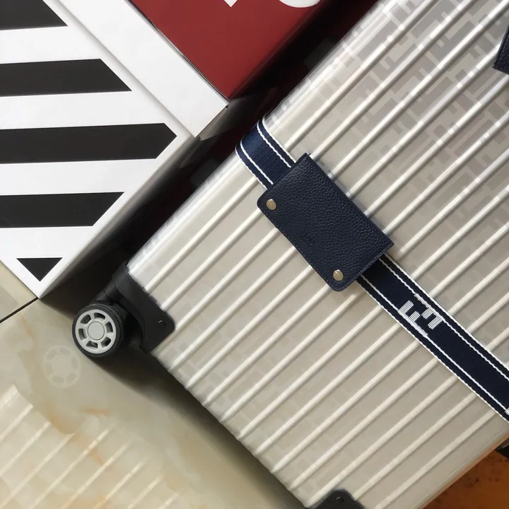 スーパーコピー フェンディ スーツケース