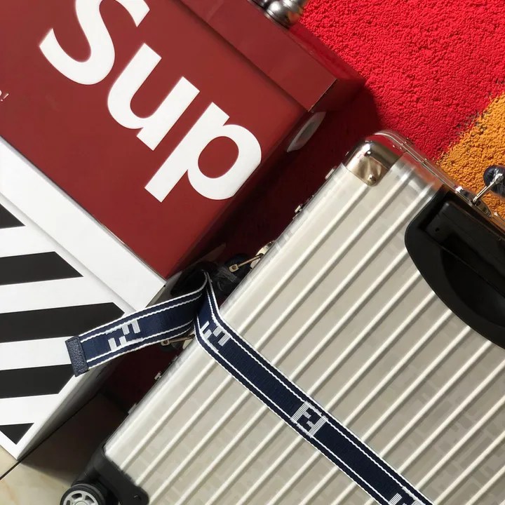 スーパーコピー フェンディ スーツケース