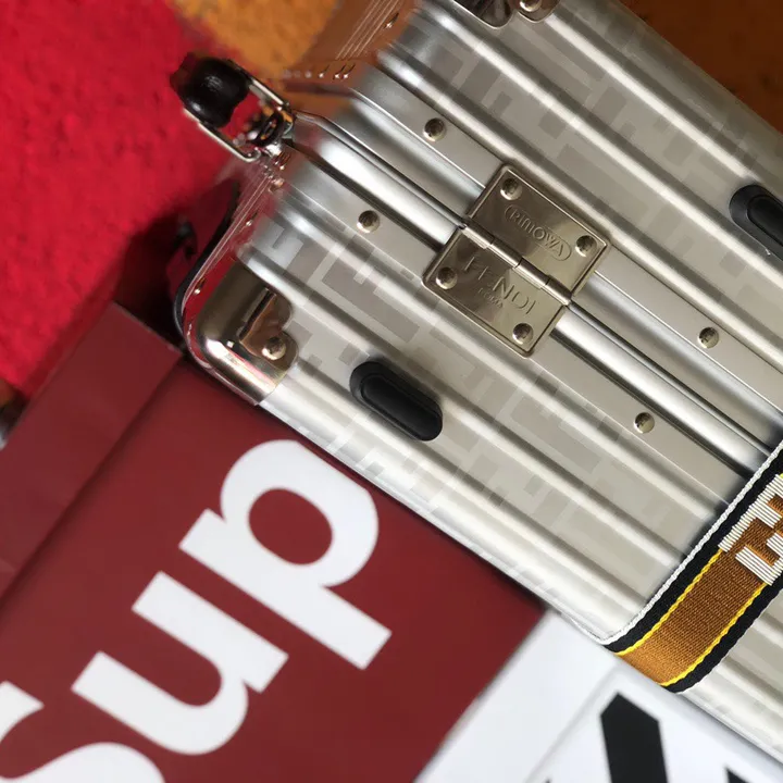 スーパーコピー フェンディ スーツケース