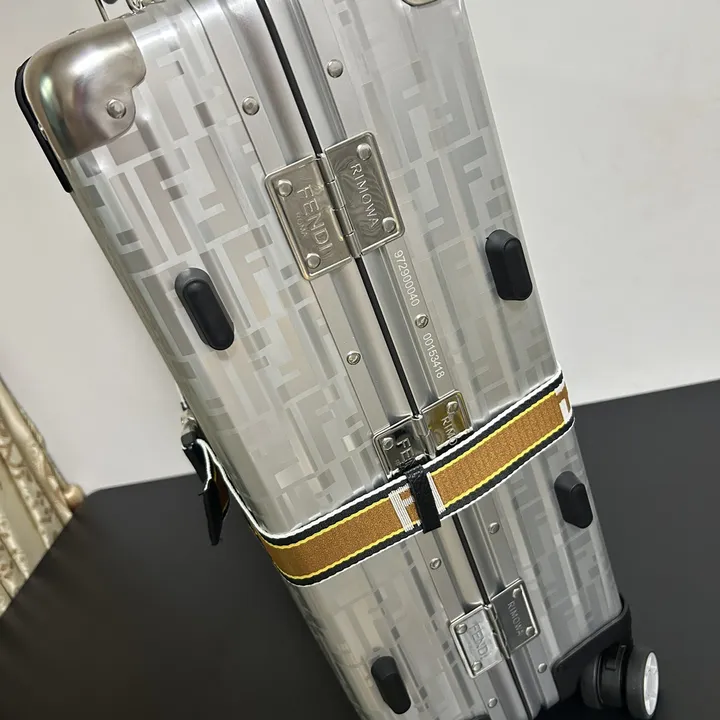 スーパーコピー フェンディ スーツケース
