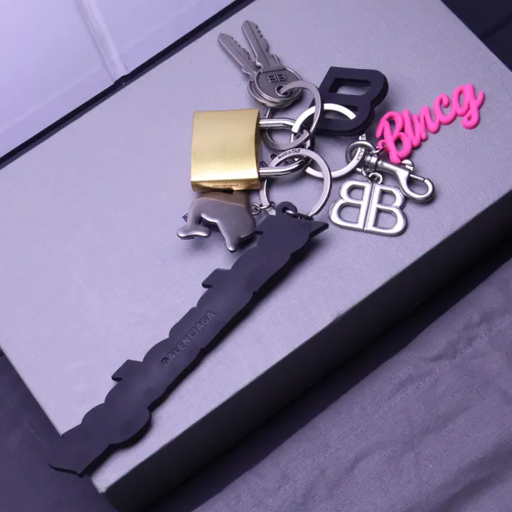 スーパーコピー バレンシアガ キーホルダー