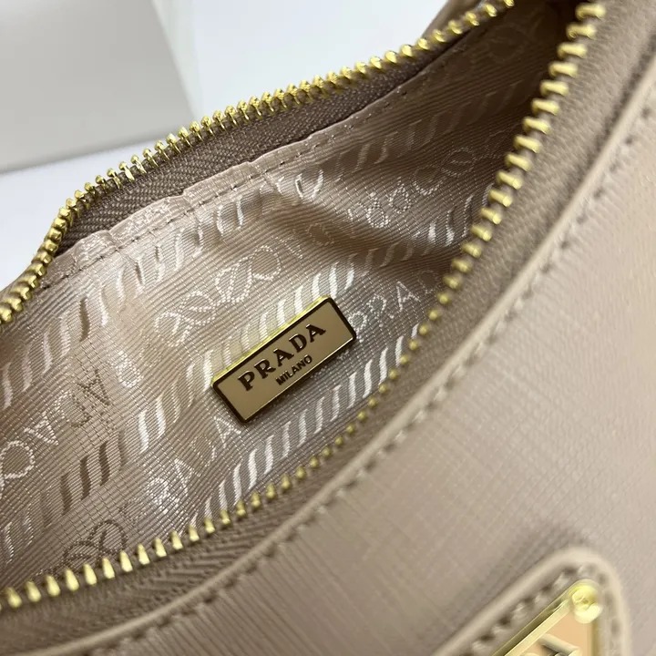 スーパーコピー プラダ キーホルダー