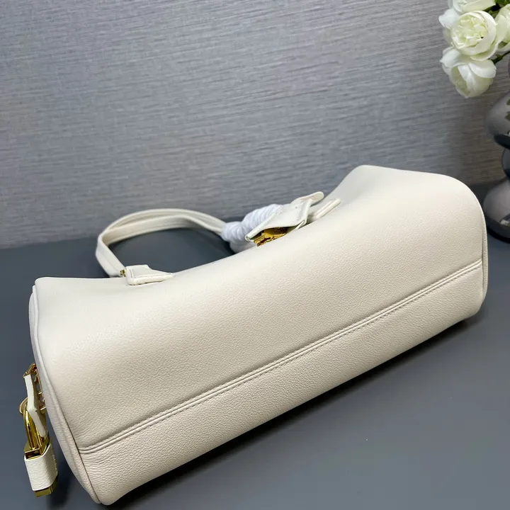 スーパーコピー プラダ キーホルダー