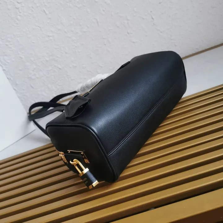 スーパーコピー プラダ キーホルダー