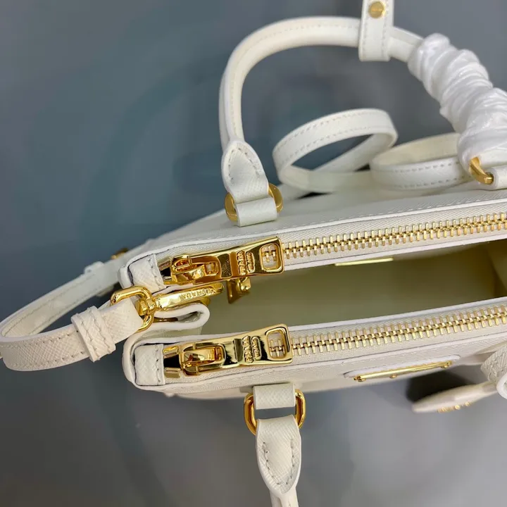 スーパーコピー プラダ キーホルダー