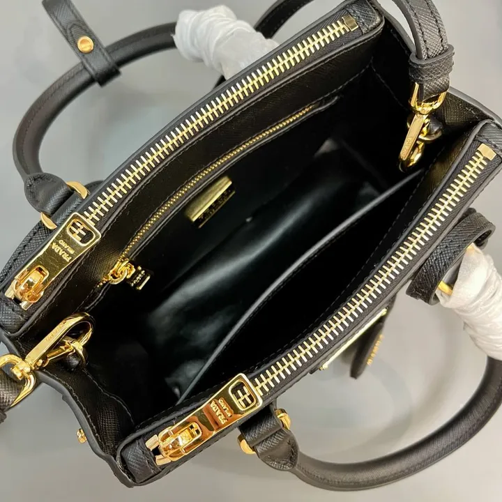 スーパーコピー プラダ キーホルダー