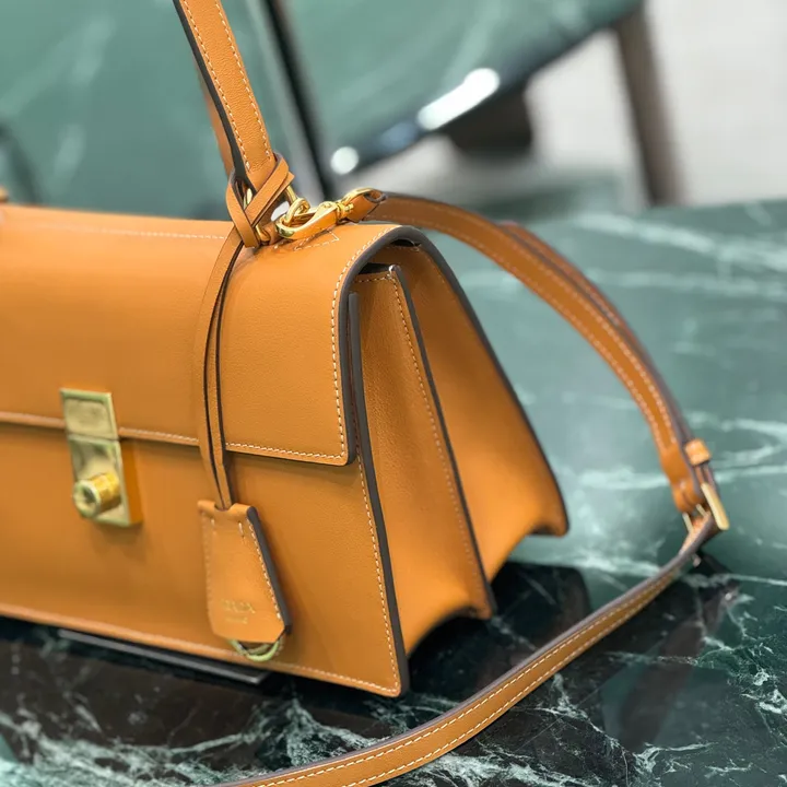 スーパーコピー バレンシアガ キーホルダー