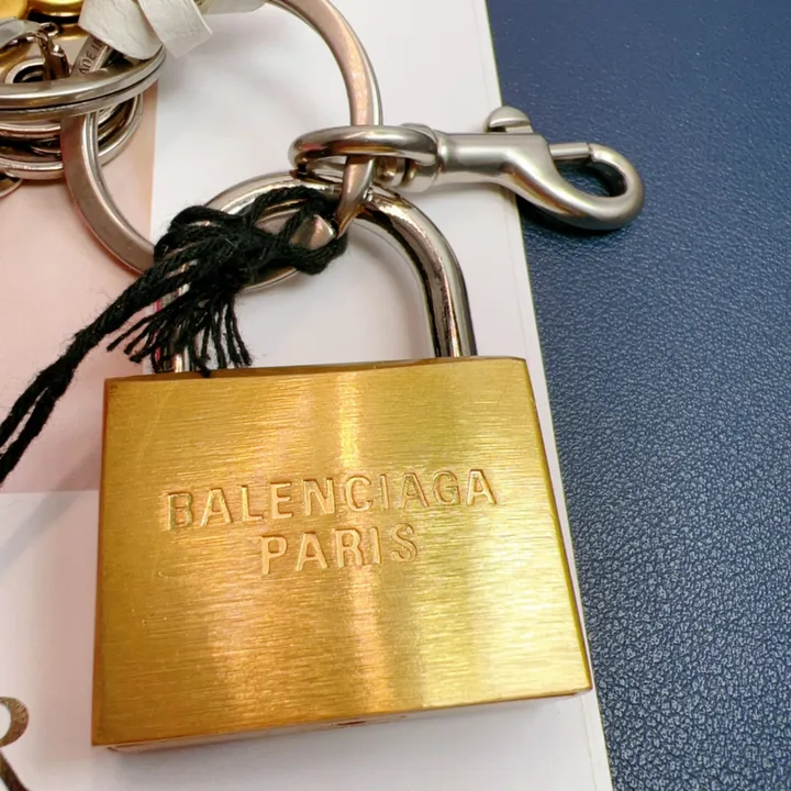 スーパーコピー バレンシアガ キーホルダー