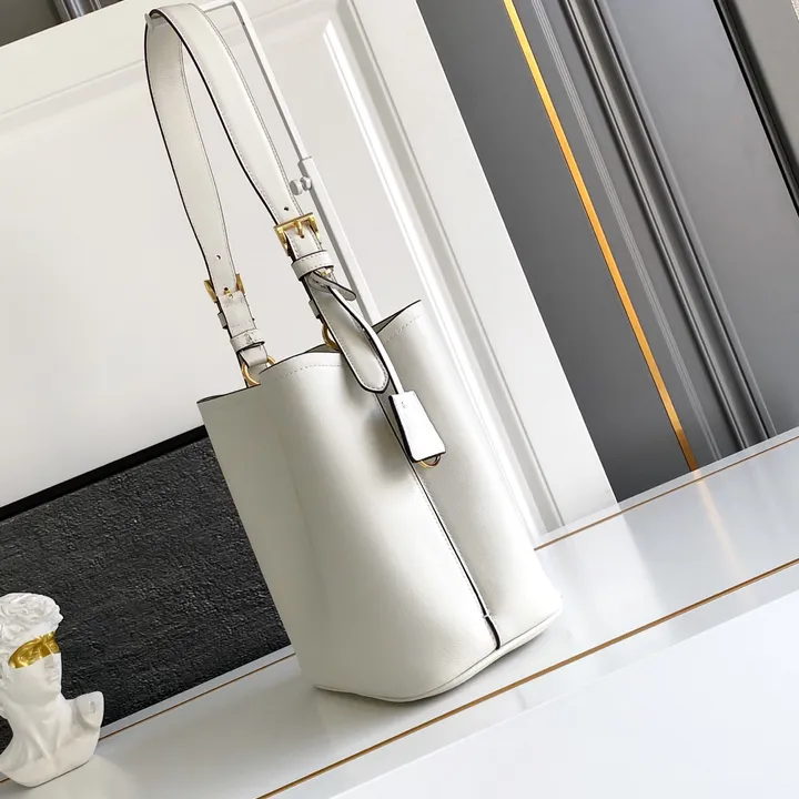 スーパーコピー プラダ キーホルダー