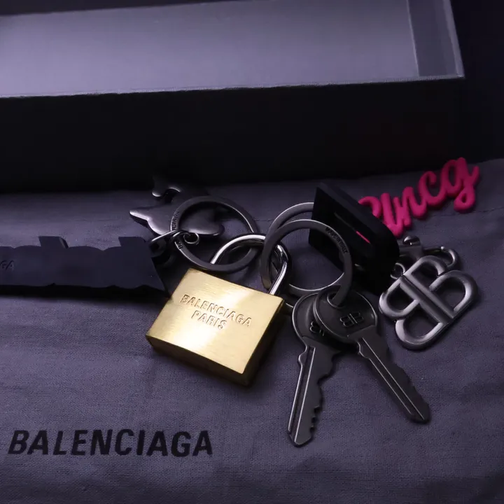 スーパーコピー バレンシアガ キーホルダー