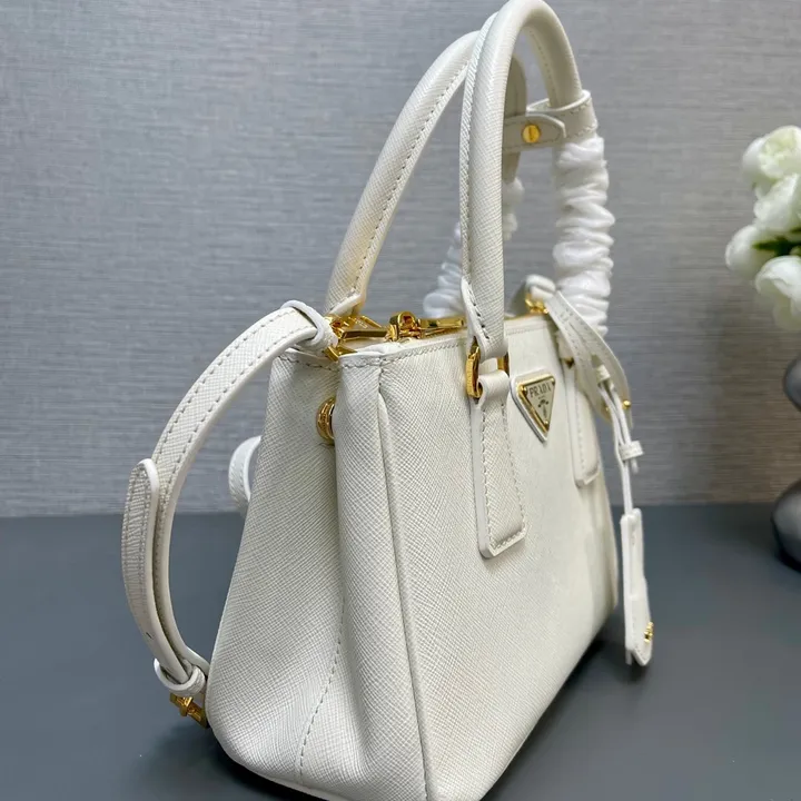 スーパーコピー プラダ キーホルダー