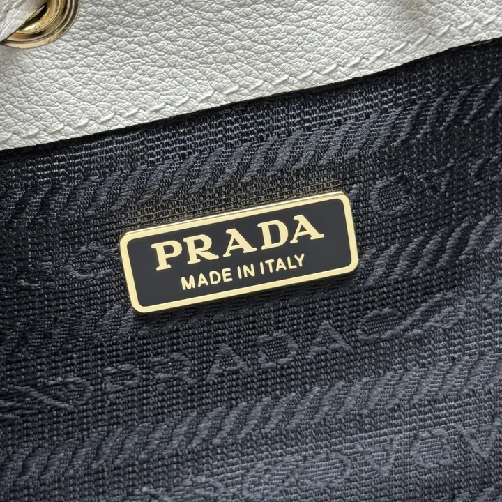 スーパーコピー プラダ キーホルダー