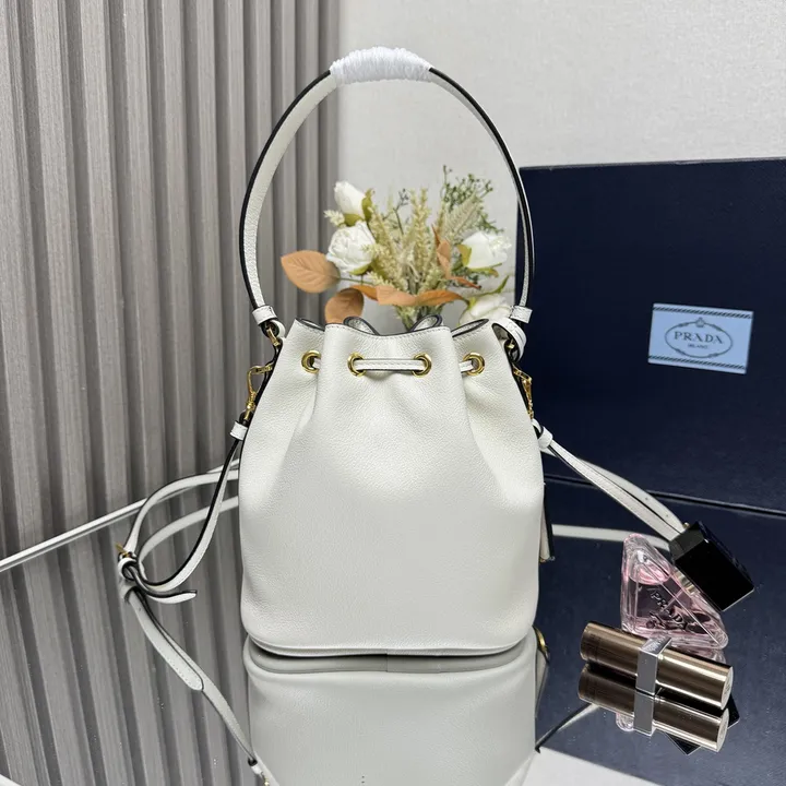 スーパーコピー プラダ キーホルダー