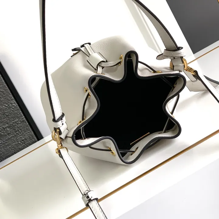 スーパーコピー プラダ キーホルダー