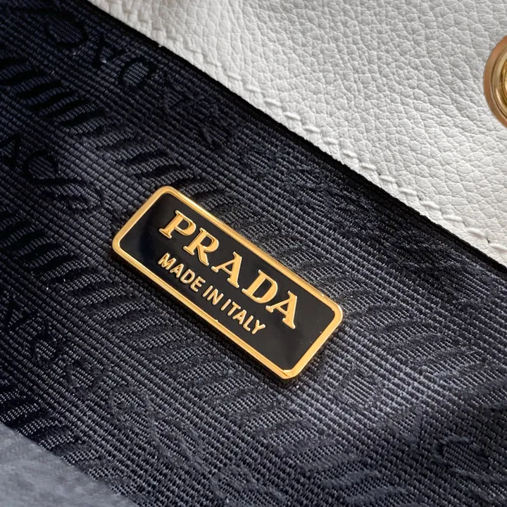 スーパーコピー プラダ キーホルダー