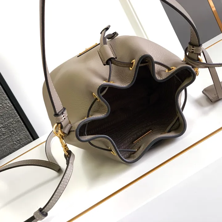 スーパーコピー プラダ キーホルダー