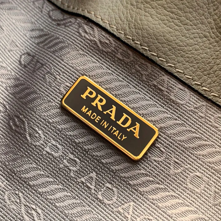 スーパーコピー プラダ キーホルダー