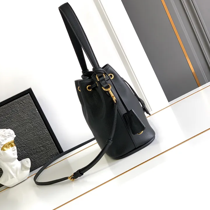 スーパーコピー プラダ キーホルダー