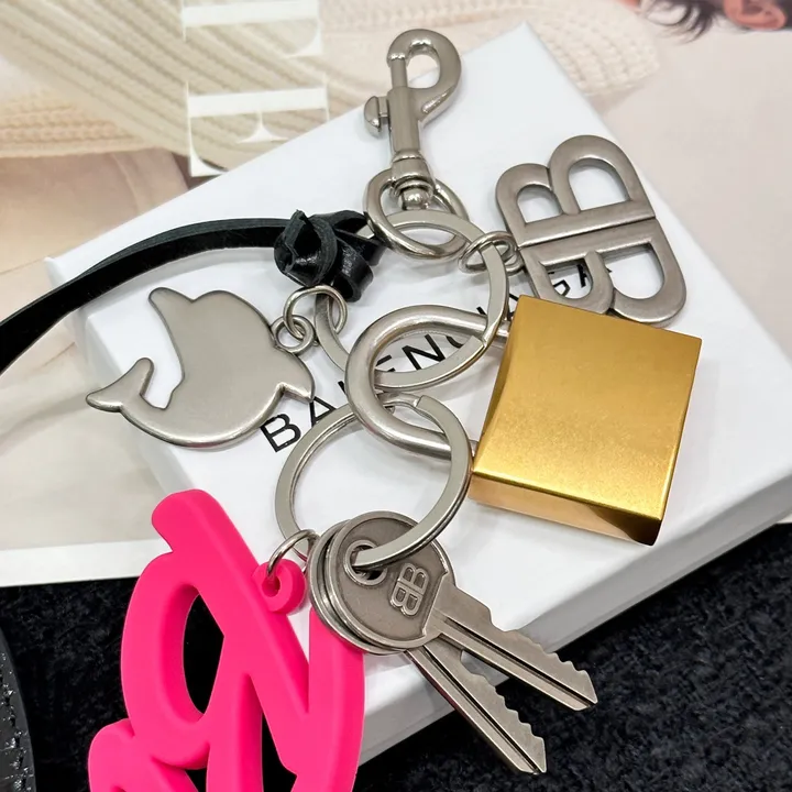 スーパーコピー バレンシアガ キーホルダー