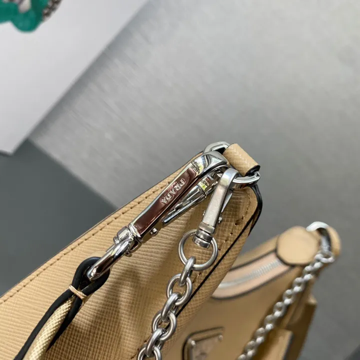 スーパーコピー プラダ キーホルダー