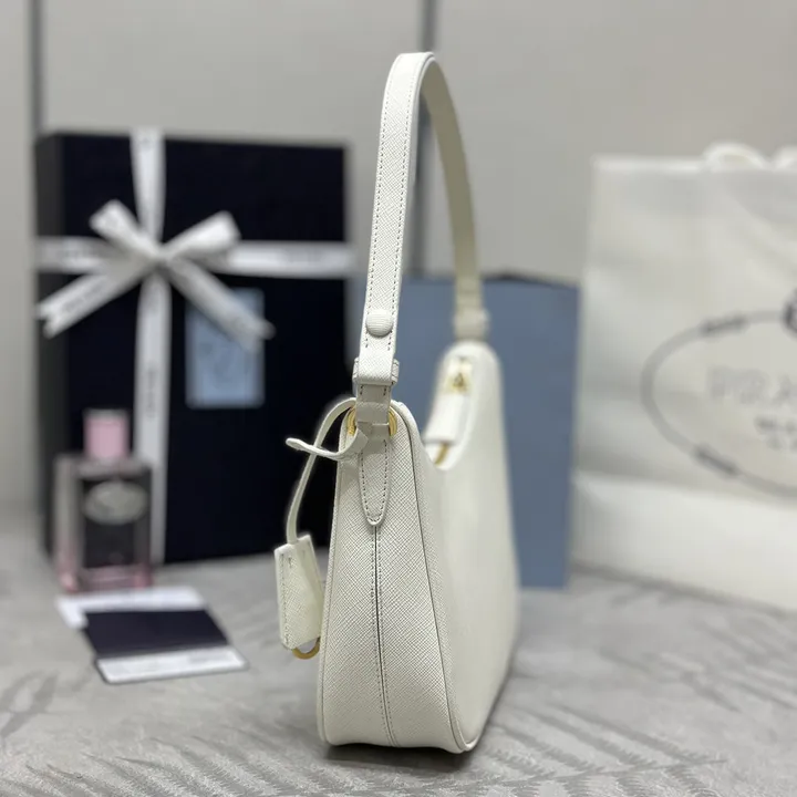 スーパーコピー プラダ キーホルダー