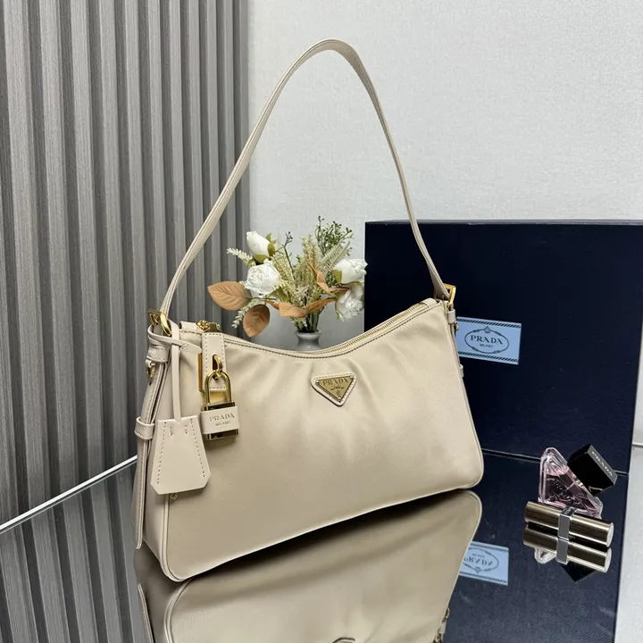 スーパーコピー プラダ キーホルダー