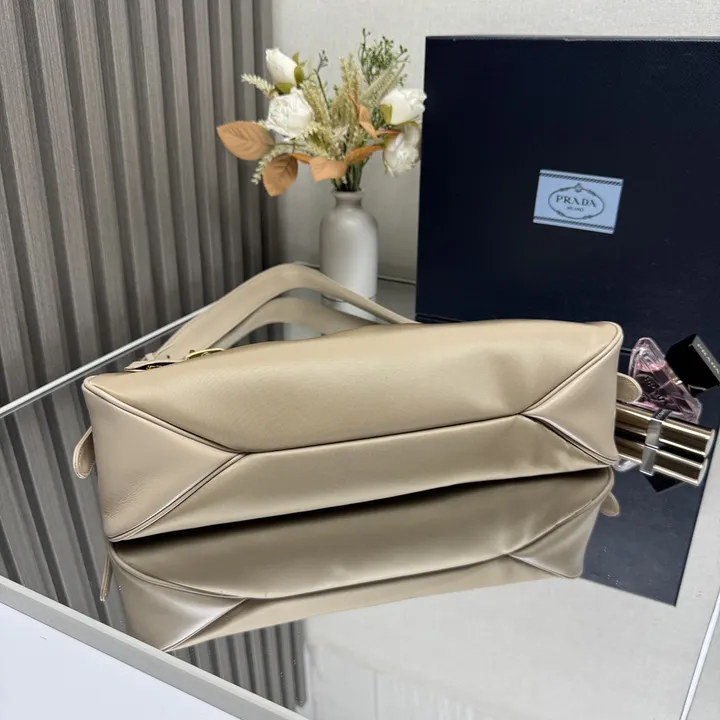 スーパーコピー プラダ キーホルダー