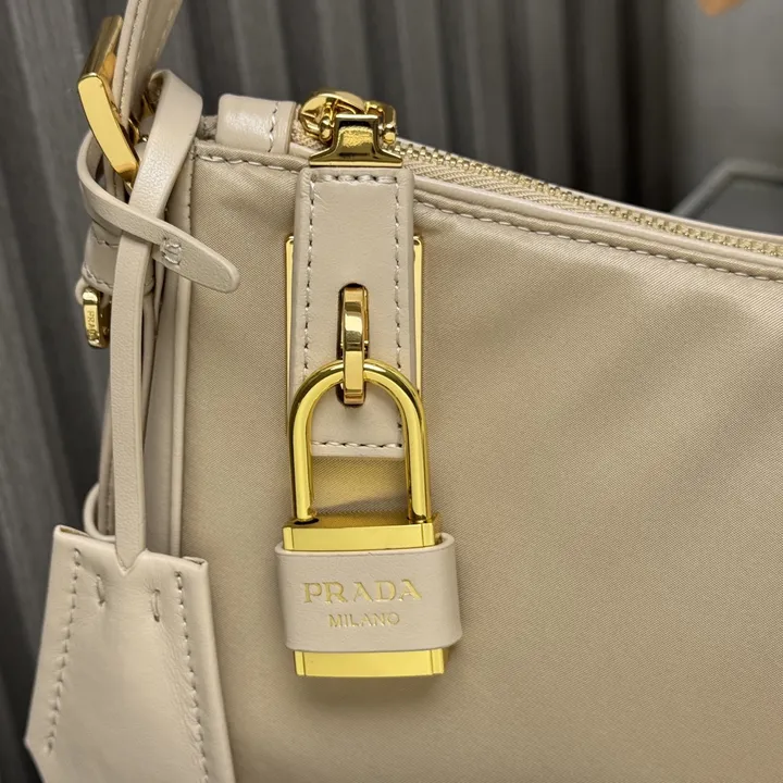 スーパーコピー プラダ キーホルダー