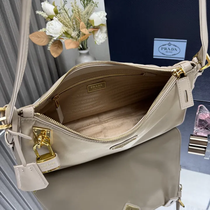 スーパーコピー プラダ キーホルダー