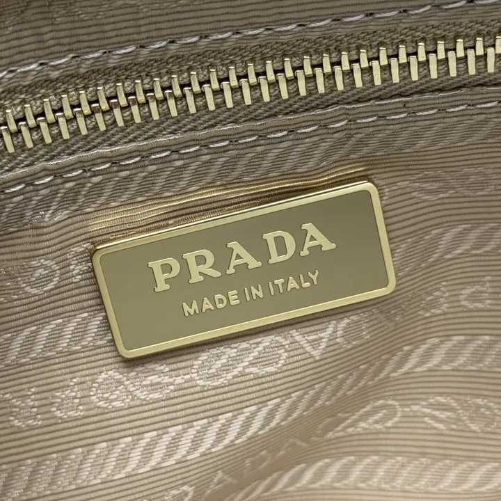 スーパーコピー プラダ キーホルダー