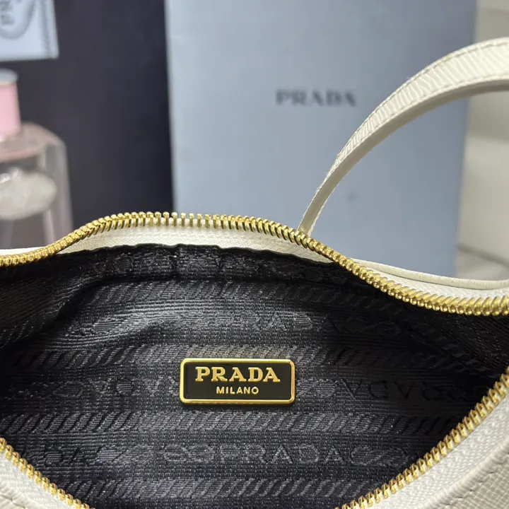 スーパーコピー プラダ キーホルダー