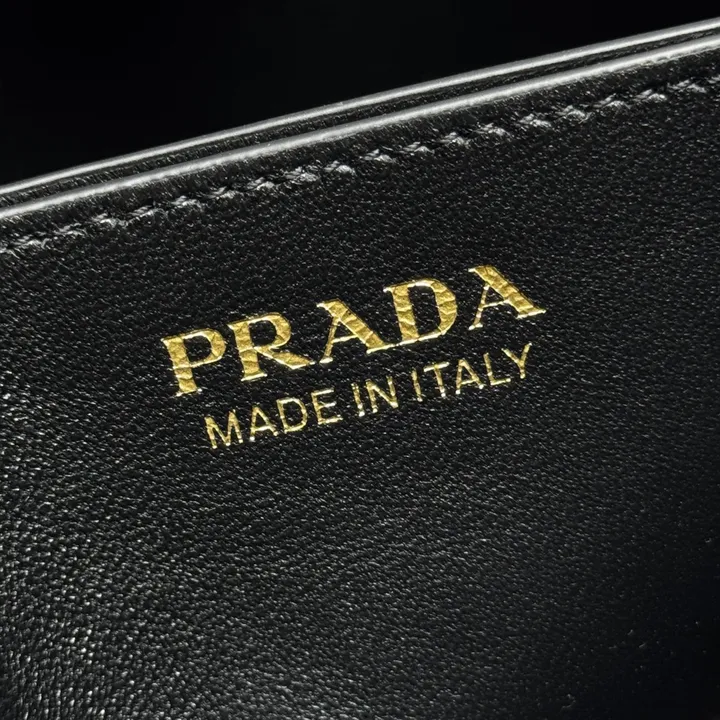 スーパーコピー プラダ キーホルダー