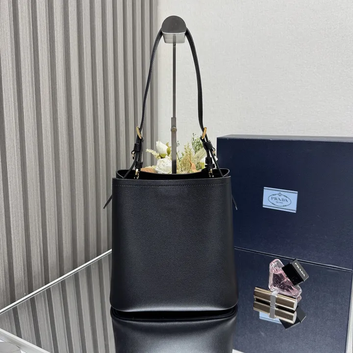 スーパーコピー プラダ キーホルダー