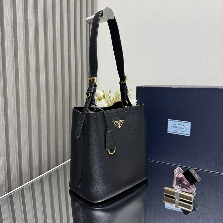 スーパーコピー プラダ キーホルダー