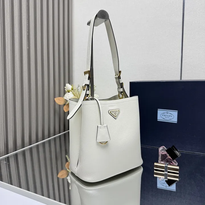 スーパーコピー プラダ キーホルダー