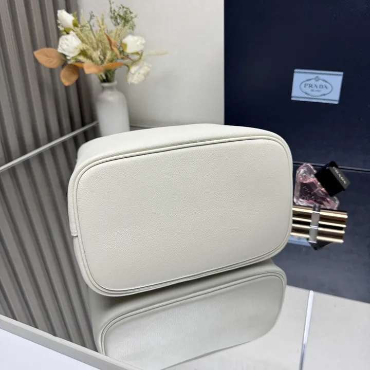 スーパーコピー プラダ キーホルダー