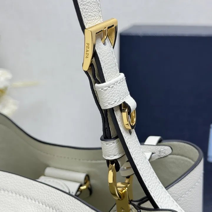 スーパーコピー プラダ キーホルダー