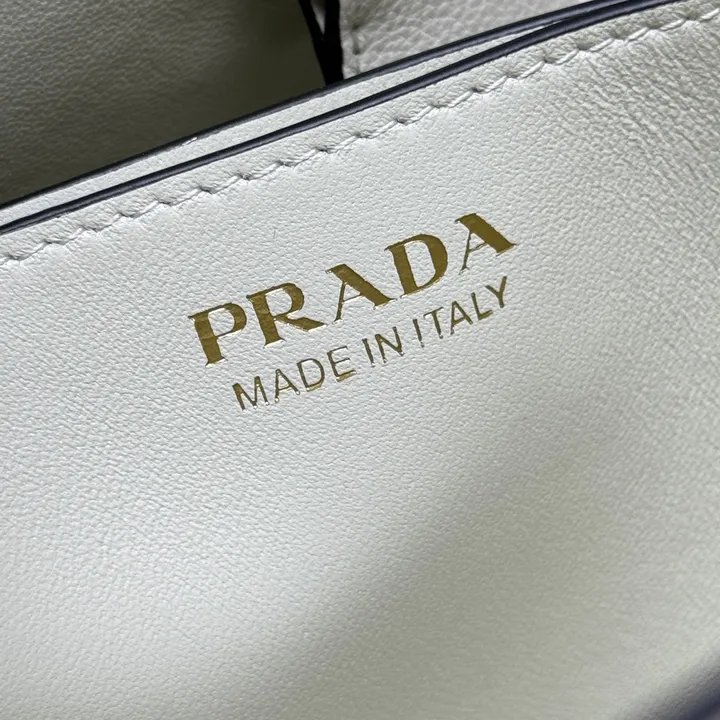 スーパーコピー プラダ キーホルダー