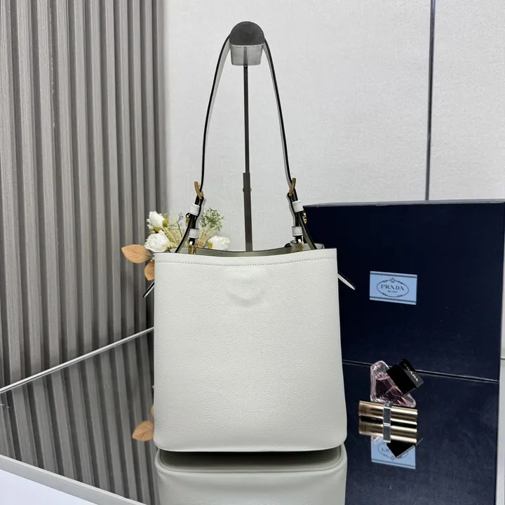 スーパーコピー プラダ キーホルダー