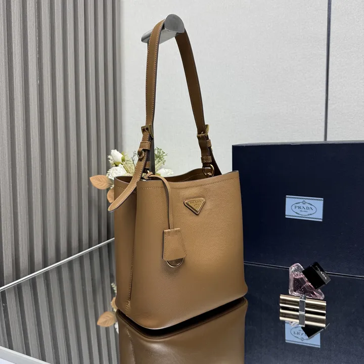 スーパーコピー プラダ キーホルダー