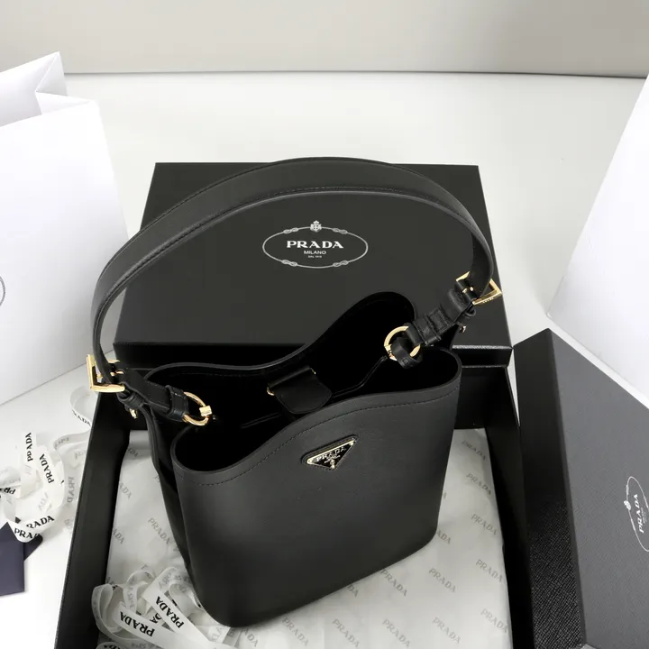 スーパーコピー プラダ キーホルダー