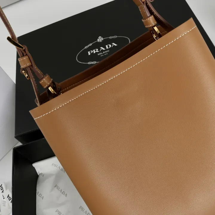 スーパーコピー プラダ キーホルダー