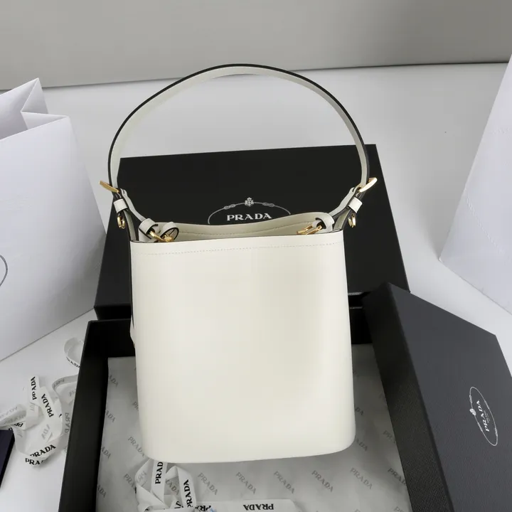 スーパーコピー プラダ キーホルダー