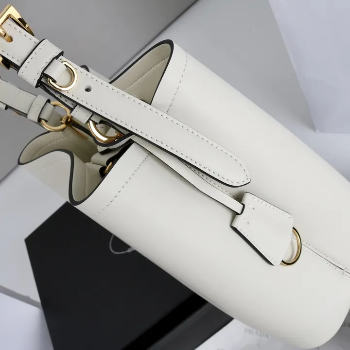 スーパーコピー プラダ キーホルダー