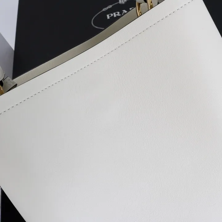 スーパーコピー プラダ キーホルダー