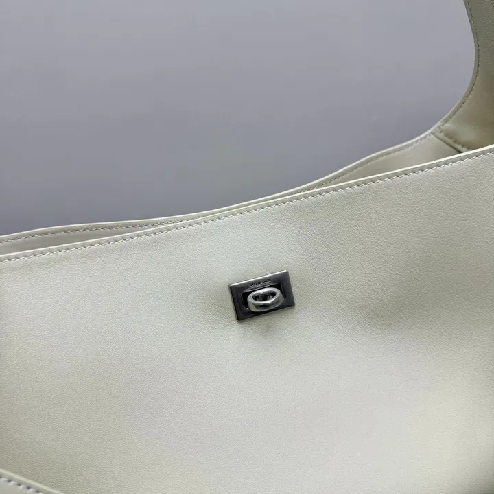 スーパーコピー バレンシアガ キーホルダー