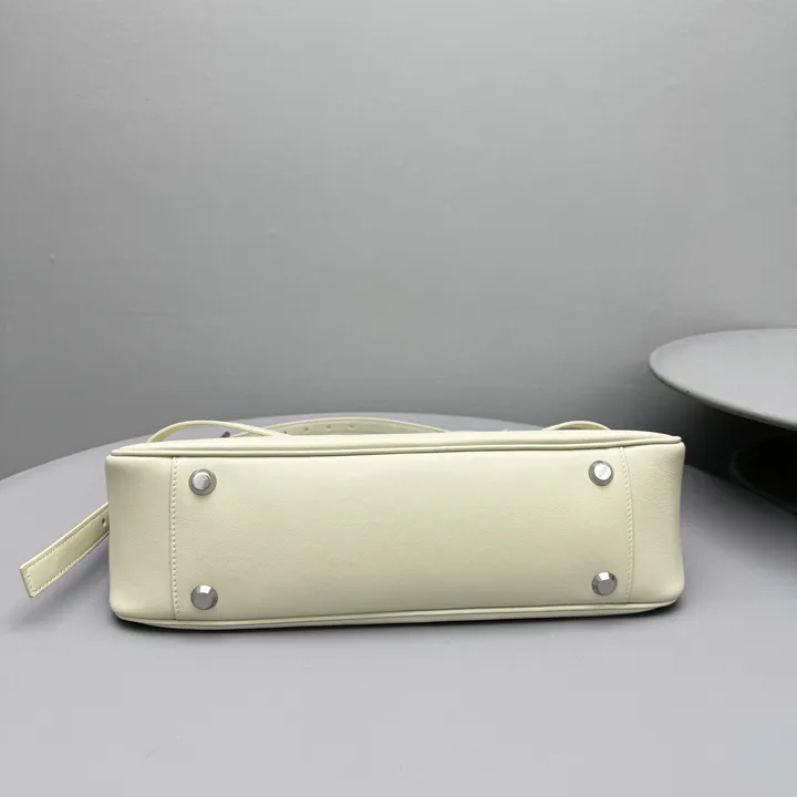 スーパーコピー バレンシアガ キーホルダー