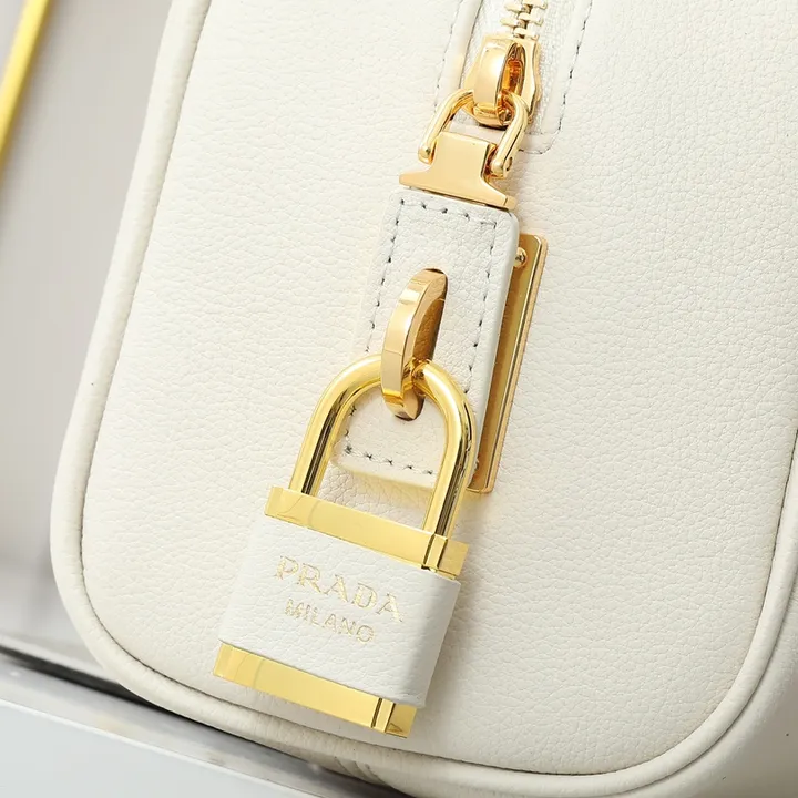 スーパーコピー プラダ キーホルダー